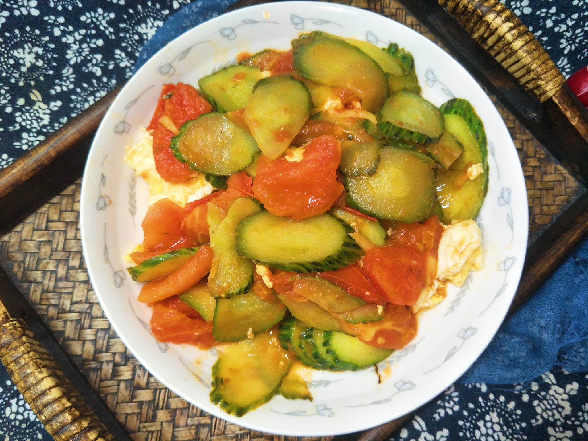 西红柿炒黄瓜,记住放菜顺序,出锅软嫩鲜香,清脆好吃