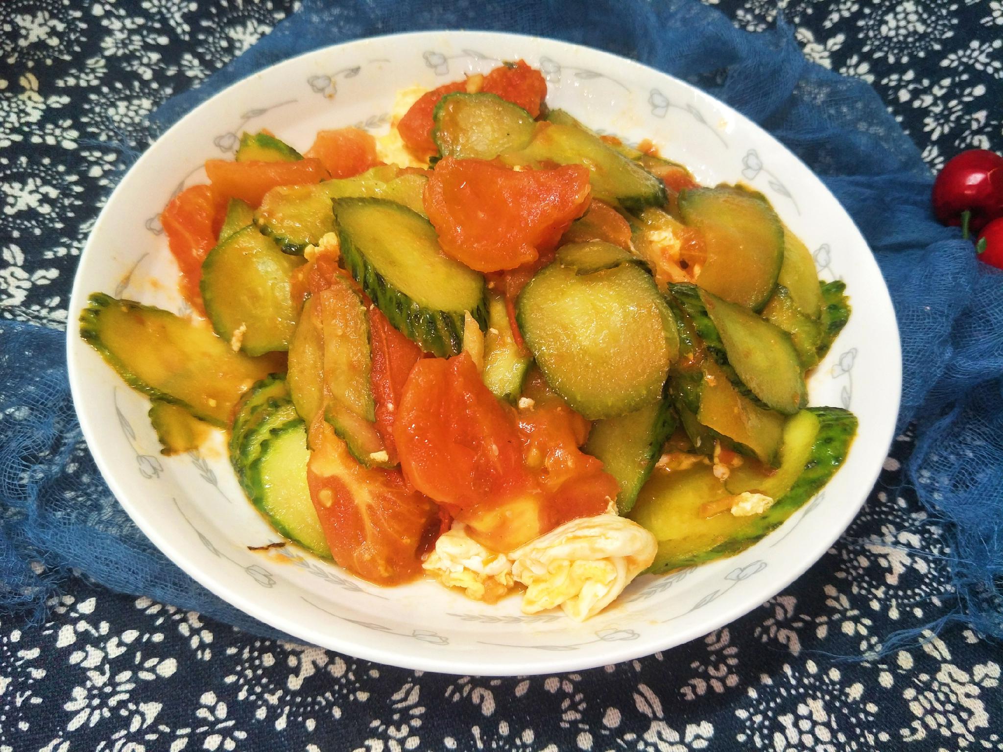 西红柿炒黄瓜,记住放菜顺序,出锅软嫩鲜香,清脆好吃