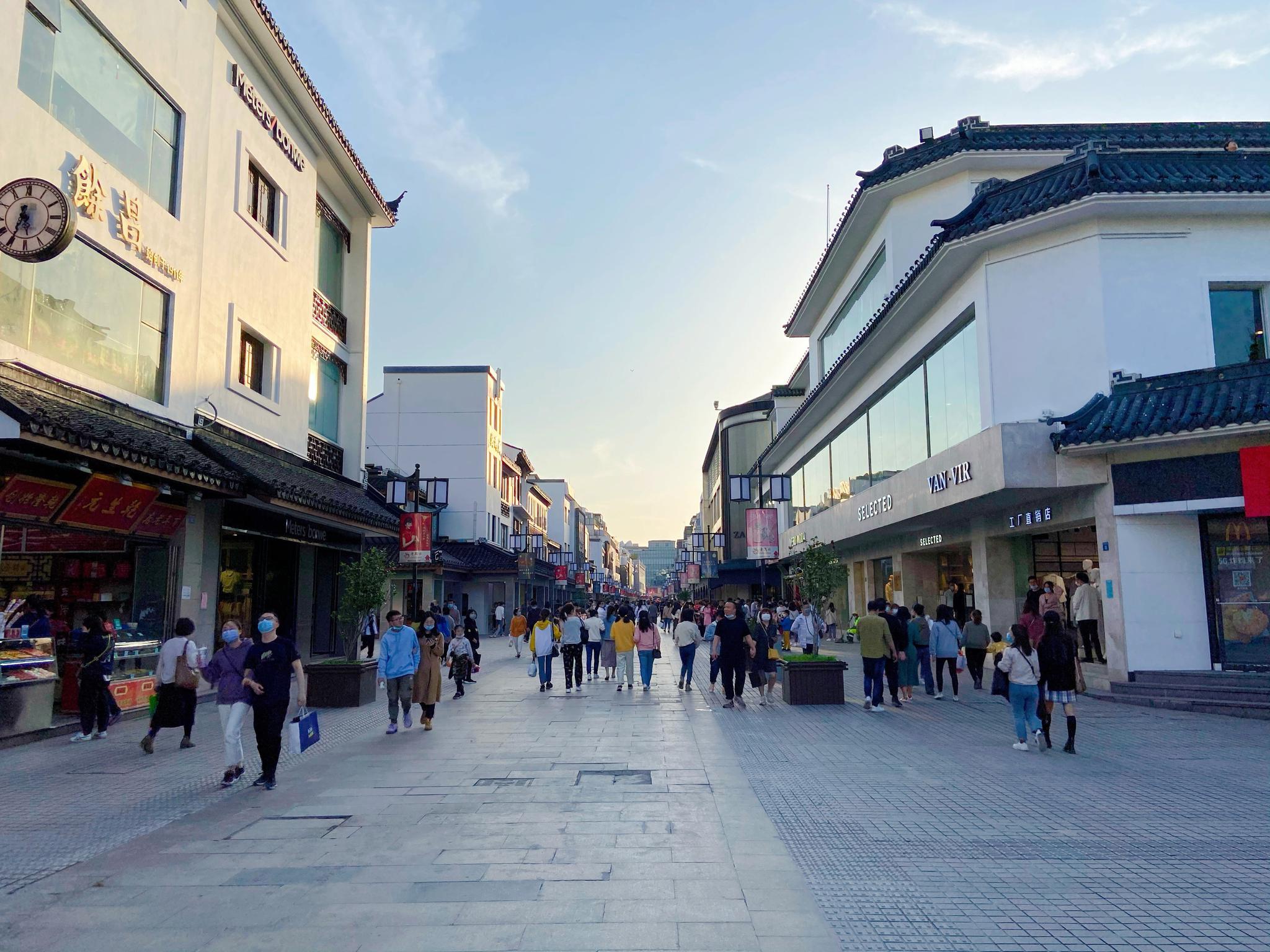 苏州繁华的商业步行街因一座道观得名人气很旺的老字号街区