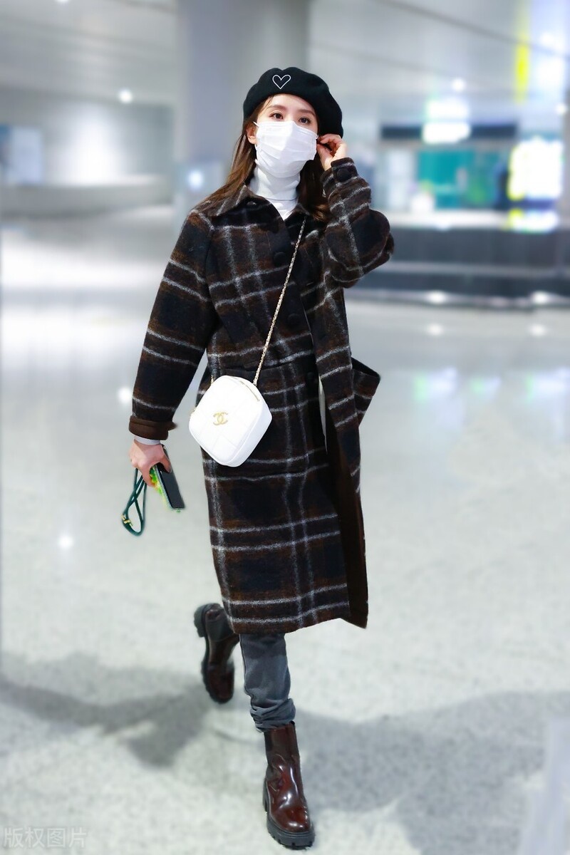 刘诗诗穿白色的打底外搭黑色的大衣现身,头戴贝雷帽精致女孩子