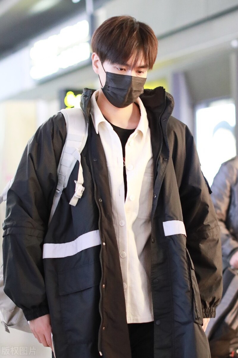 胡一天穿衬衫外搭夹克现身机场清新男神的独特气质惹人喜欢
