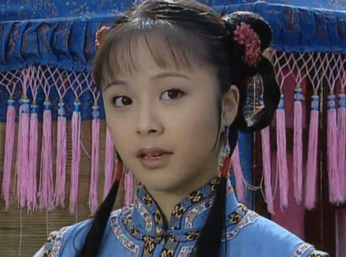 出道被张国立赏识,与大12岁二婚央视名嘴结婚,如今成了喜剧女王