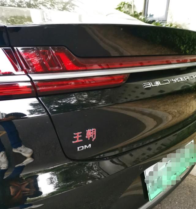 喜提比亚迪汉,车主第一件事就是抠掉车标,国产车任重道远