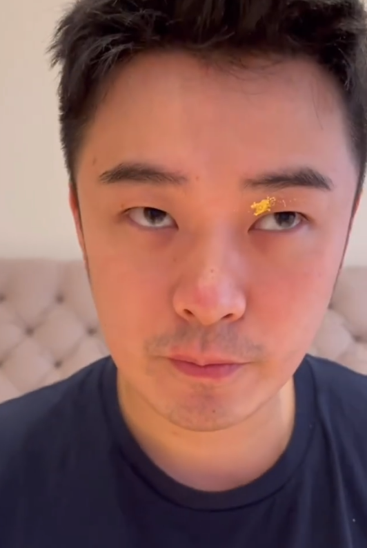 充当女儿模特的陈赫,眼睛朝下看一动不动,表现得相当配合.