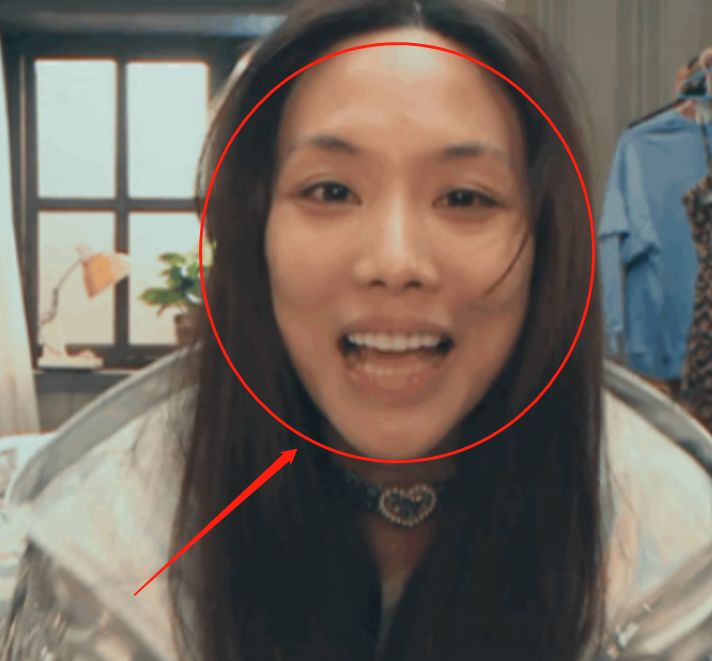 王霏霏节目现场卸妆,看清素颜的皮肤状态,难怪章子怡说她有灵气