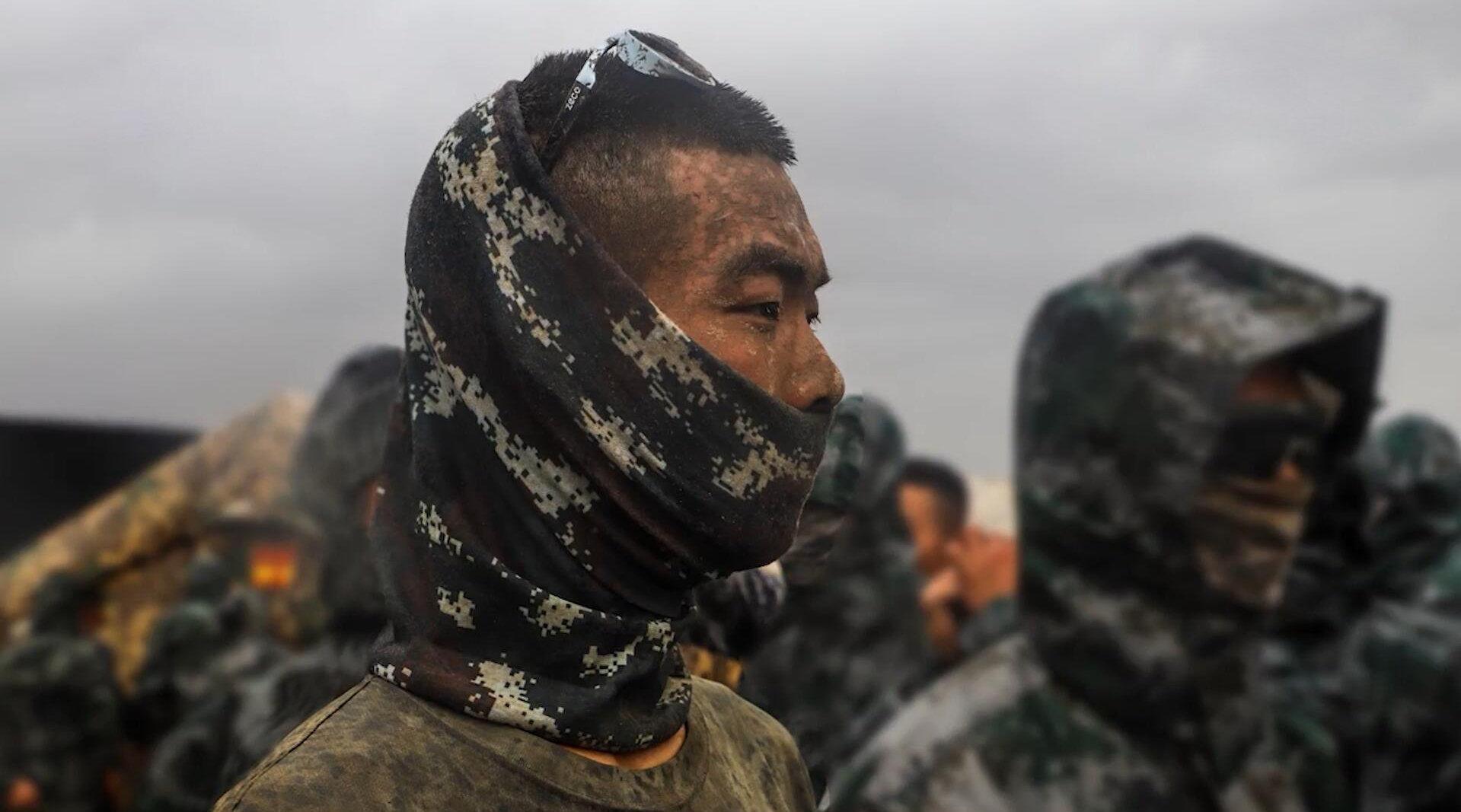 战士在风沙中依旧坚守站位,保卫着他们身后的万家安康!