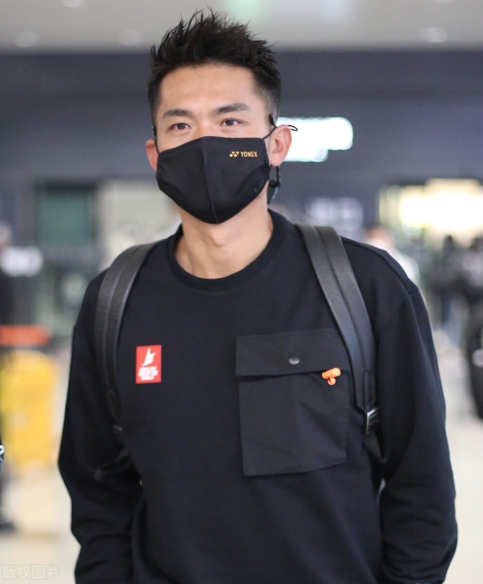 林丹一袭黑色穿搭现身机场,双手插兜依旧帅气十足
