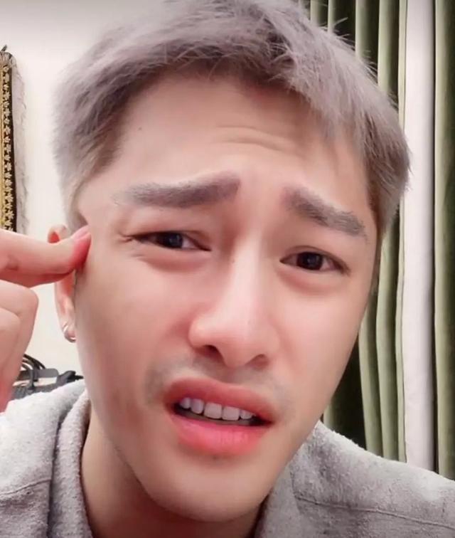 朱梓骁转型做主播,灰发色灰眉毛造型太前卫,34岁额头纹明显