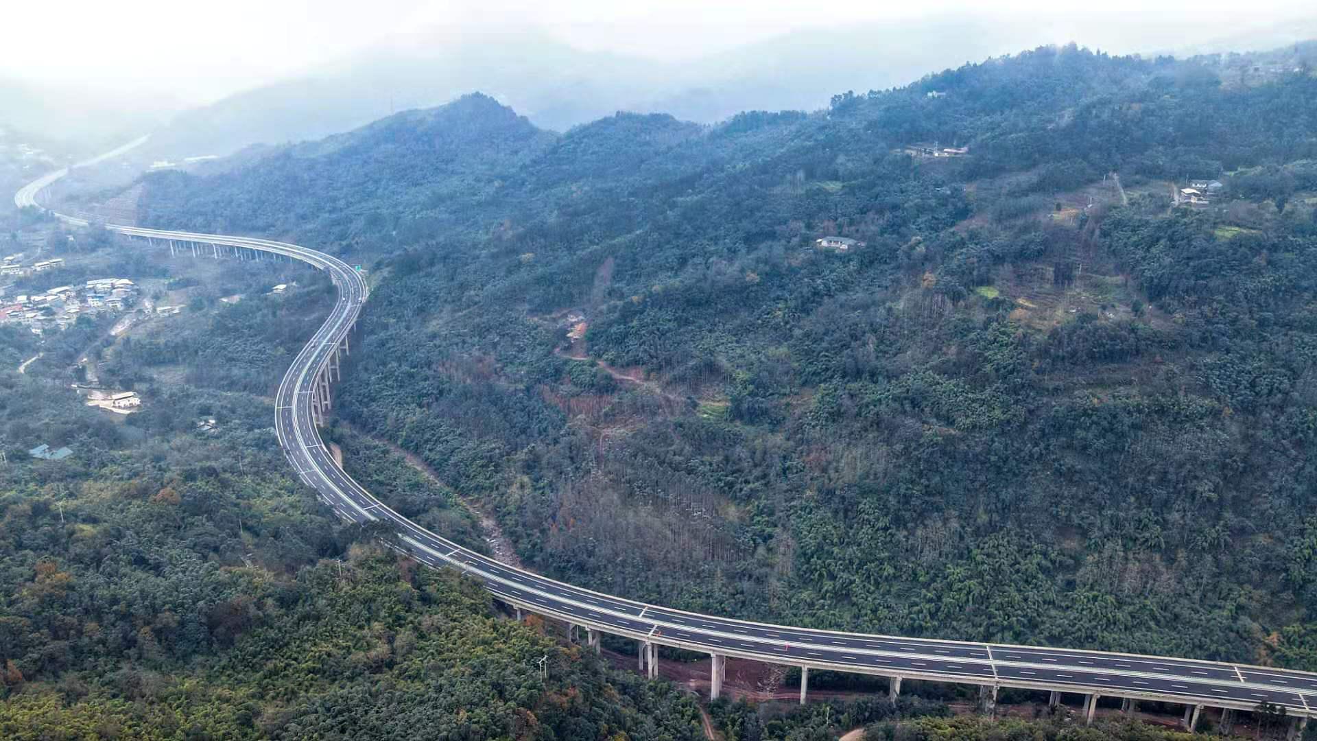 小凉山的第一条高速!