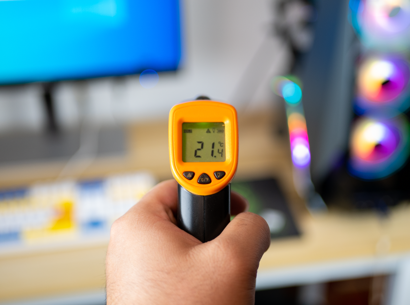 红外温枪显示,室内温度大概是21℃.