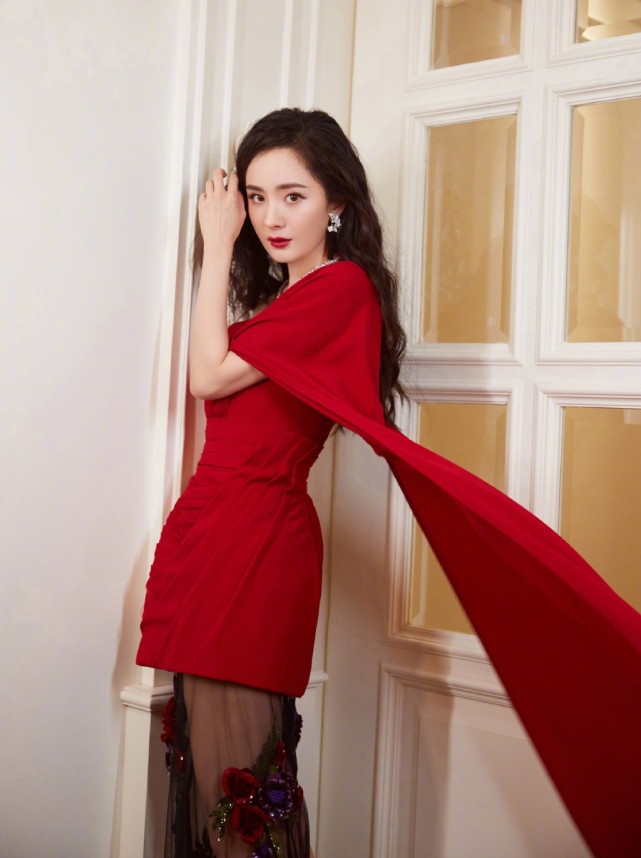 杨幂再现齐刘海造型,穿卫衣短裙学生感十足,大长腿超抢镜