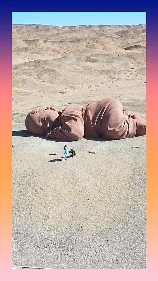 沙漠出现"巨婴",已沉睡数年,走近一看让人心疼!