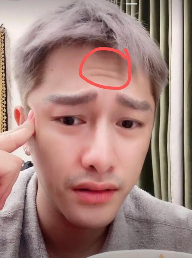 朱梓骁转型做主播,灰发色灰眉毛造型太前卫,34岁额头纹明显