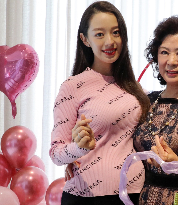 吉娜不再"藏"孕肚!穿紧身衣为婆婆庆生肚子惹眼,郎朗动作有爱