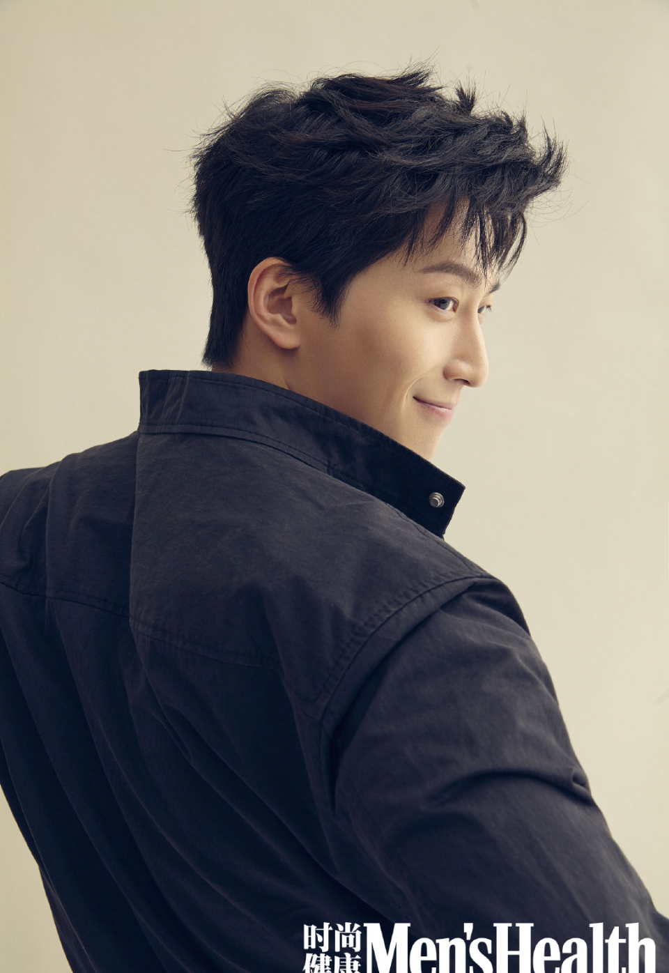 窦骁西装造型亮相电影节闭幕式,风度翩翩,阳光帅气