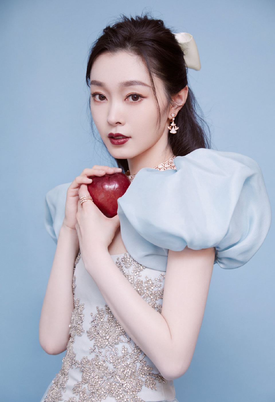 宋轶带苹果走红毯,蓝色长裙像童话里走出来的公主,华丽优雅