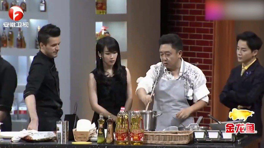 于谦铁锅炖红烧肉太勾人,谦嫂直接就上手,德云社角有多会做饭?