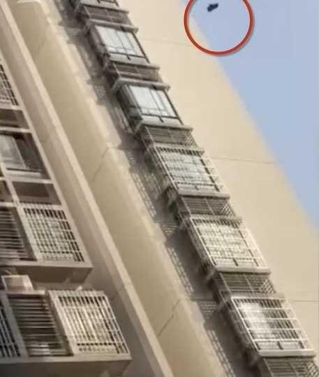 这里的便利店经营户告诉记者,当时掉下来的东西就落在他们店门口,行