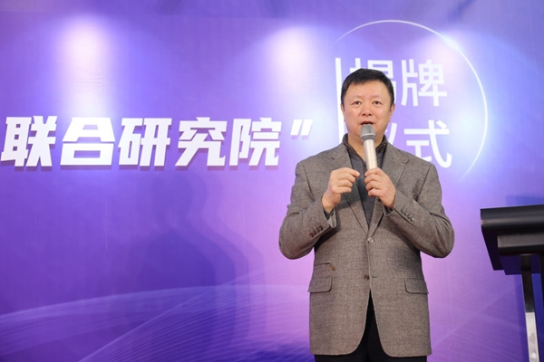 华风集团总经理李海胜上台致辞