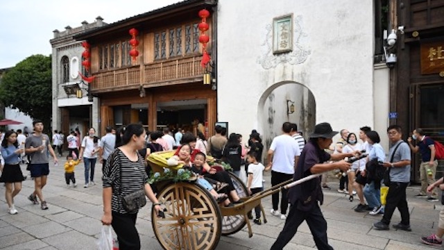 福州三坊七巷引游人。10月5日，游人在福州三坊七巷历史文化街区游玩。新华社图