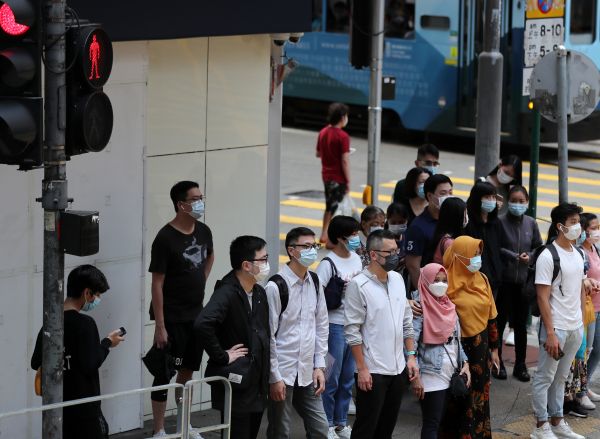 市民佩戴口罩在香港街头出行(新华社)