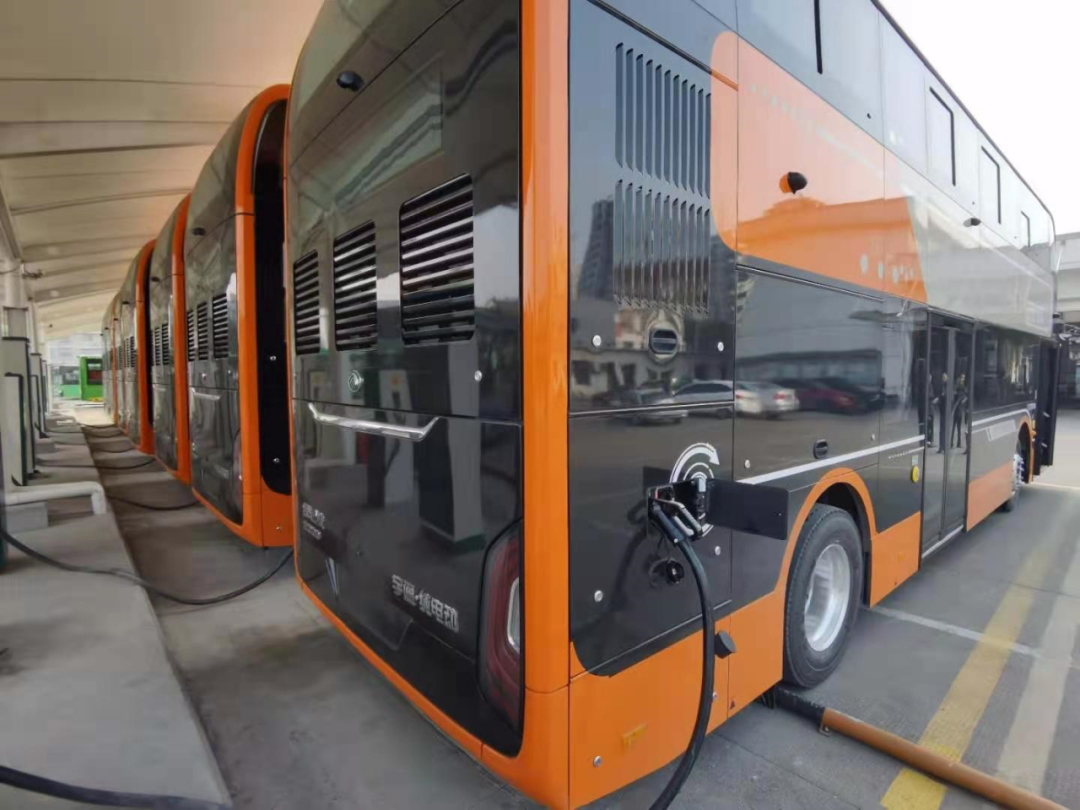 新能源纯电动!绍兴双层巴士首次亮相-新浪汽车