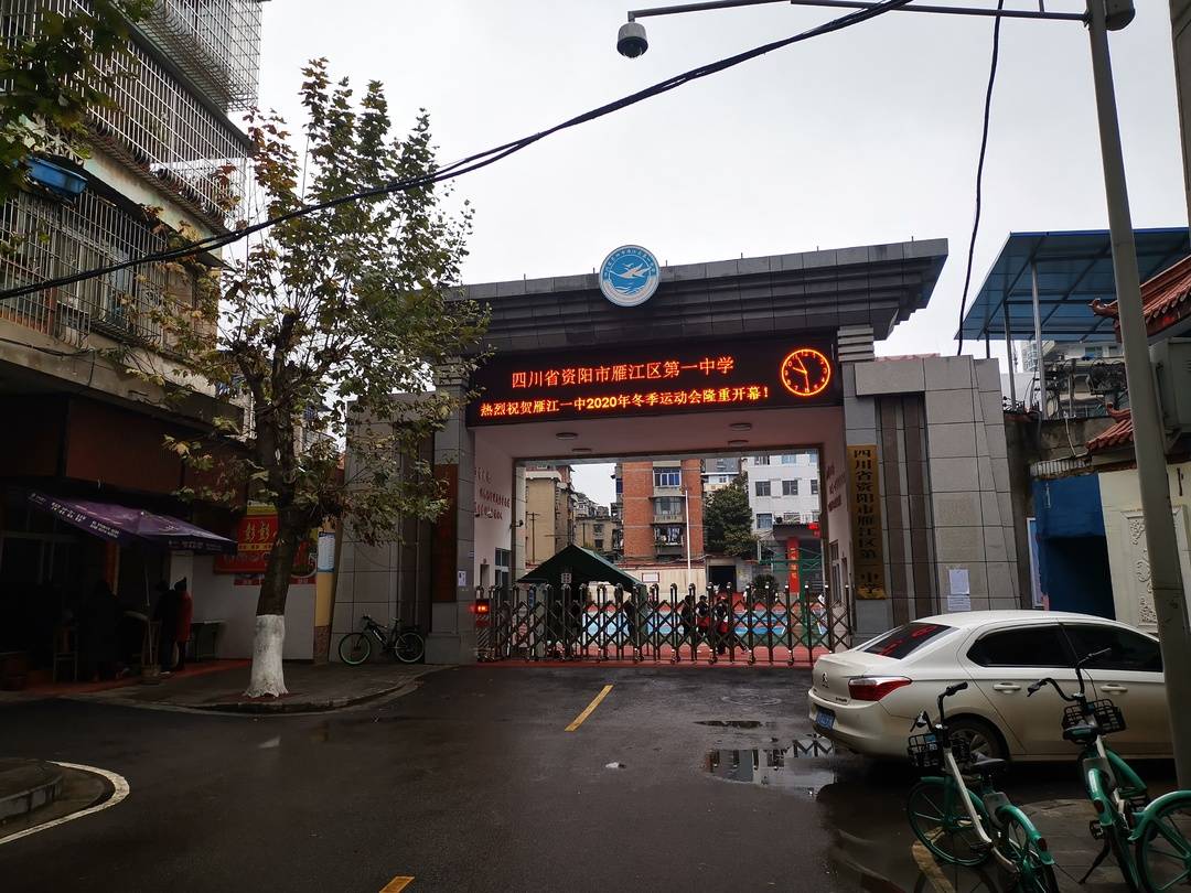 打闹时资阳一中学生摔下楼?监控视频显示疑跳楼学校:系从二楼翻下