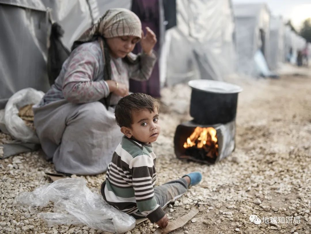 饥饿也会常伴左右,从不迟到即使战争暂时停下了脚步据统计,叙利亚全国