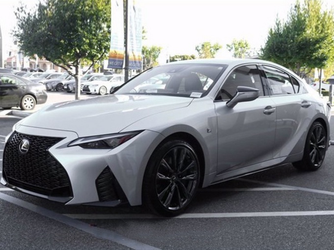 雷克萨斯新款is实拍搭35lv6发动机配悬浮式中控液晶大屏