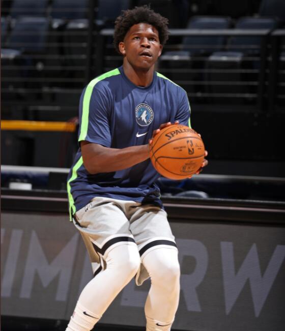 状元爱德华兹两战23投6中,还有8次失误