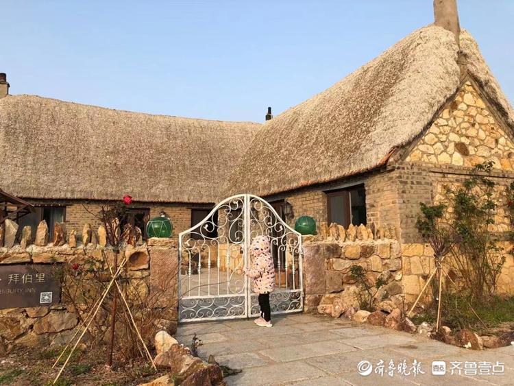 荣成烟墩角海草房冬暖夏凉,是渔村的一大景观