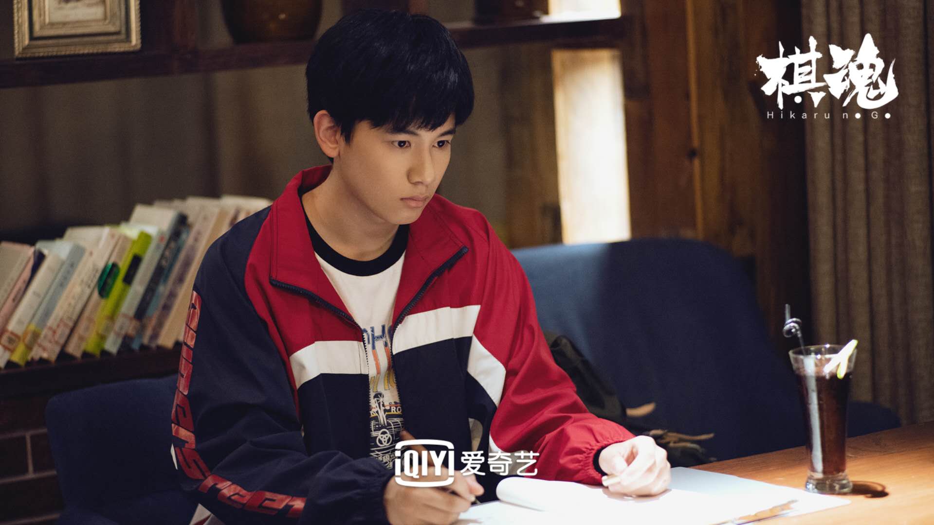 胡先煦在电视剧《棋魂》里饰演的角色叫时光,是一名意外打开"金手指"