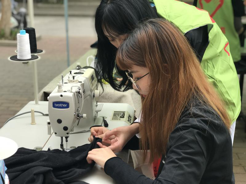 现场特设衣物修补点