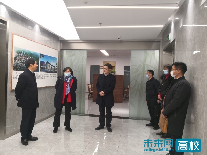 长宁县常务副县长罗昕简要介绍了长宁县竹产业发展情况,并提出恳请