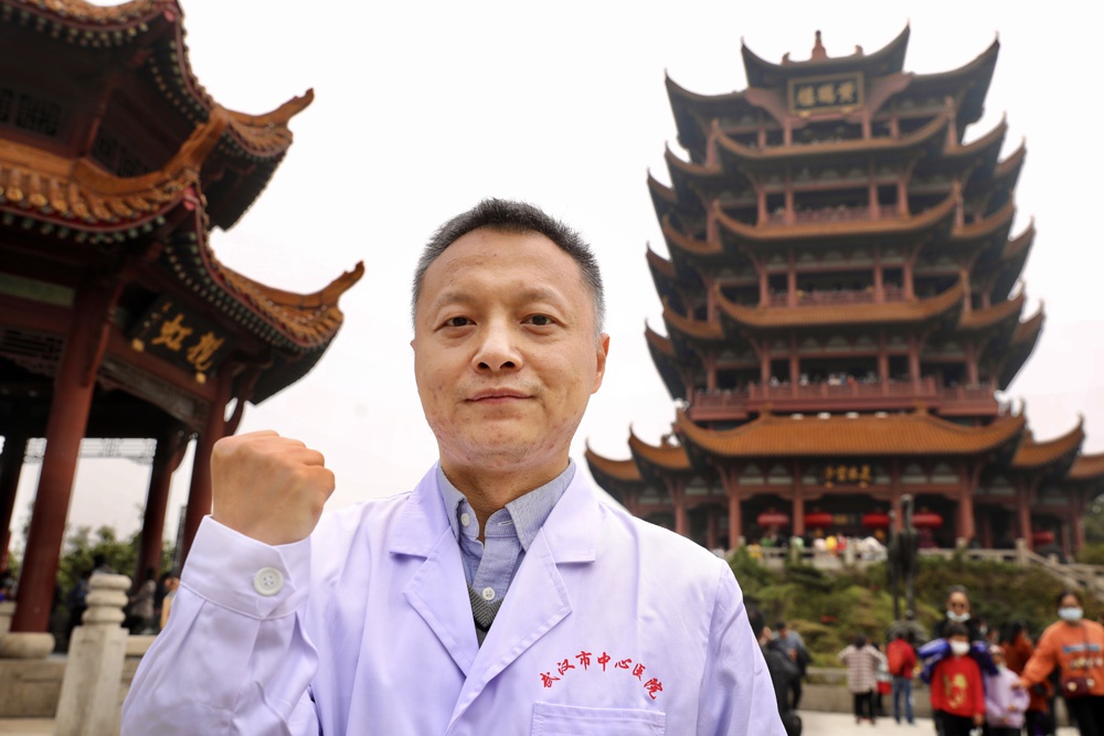 “黑脸医生”易凡艰难重生记