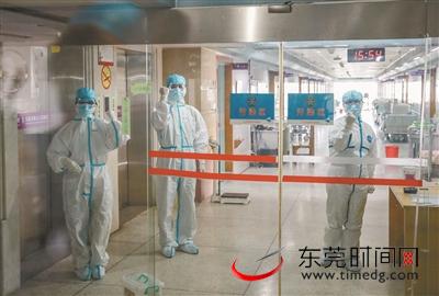 ▲1月29日,东莞定点救治医院市九院阻隔病区,医护人员打出添油的手势
