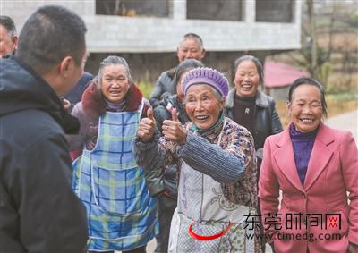 ▲11月27日,云南省昭通市镇雄县亨地村,71岁的阿婆邓全书为东莞帮扶干部张伟华竖首大拇指