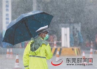 ▲2月15日,大雨滂沱,在广深高速南城石鼓出入口说相符检疫站,执勤民警撑着雨伞在雨中坚守岗位