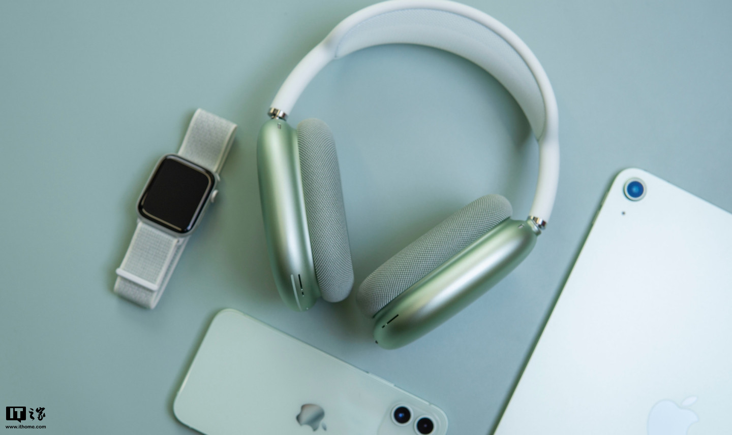 airpods max 共有深空灰色,银色,天蓝色,绿色和粉