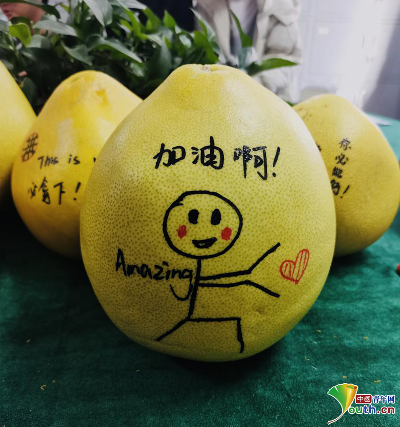 受访者供图环境工程2017级1班的容畅在吃柚子的时候,很小心地把皮剥开