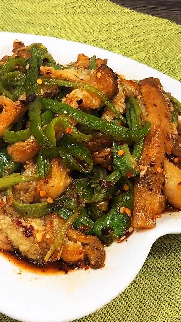 我最喜欢的一个凉拌菜,凉拌烧茄子辣椒,先收了