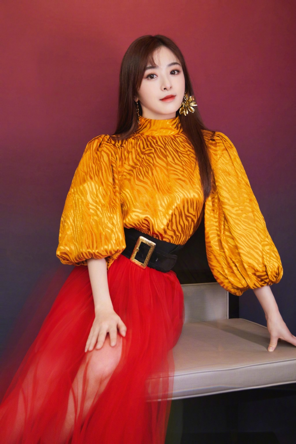 张含韵一改往日甜美风,金色上衣配红色半裙张扬大气,美得太高调