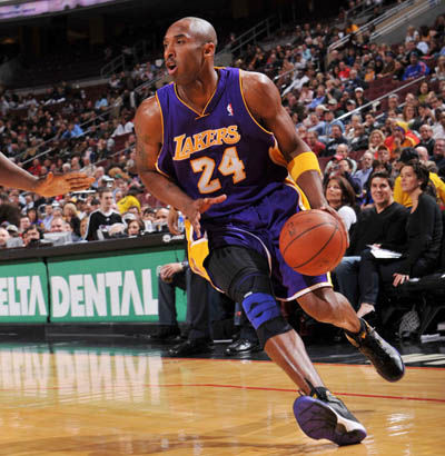 说到联盟中的最美小腿,我们不得不提的无疑是科比了,他拥有着一双令不