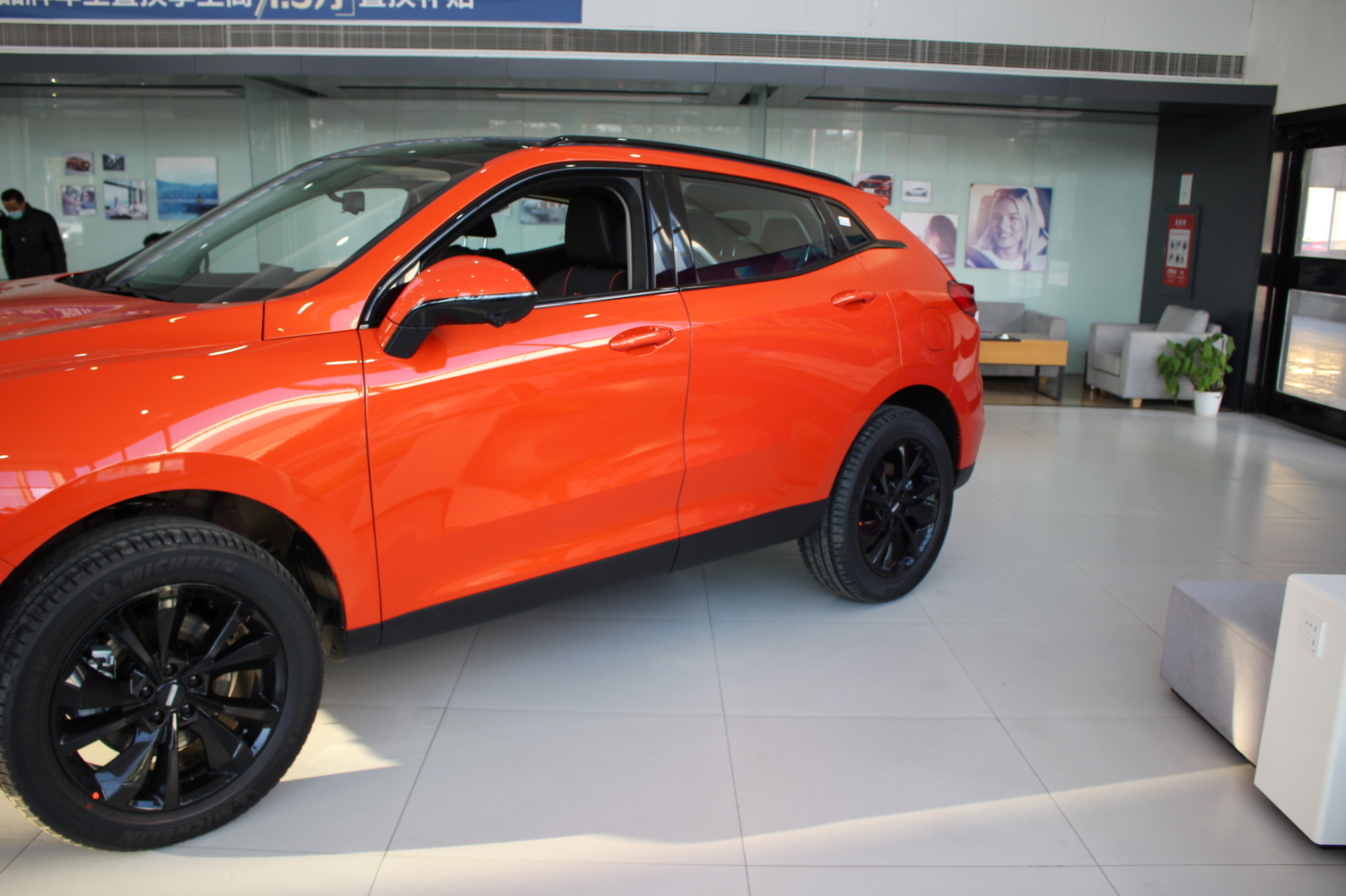 魏派又赢了21款vv5到店元气橙配色很大气配全景影像