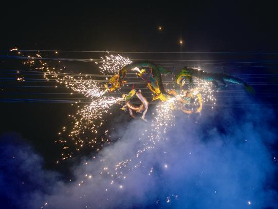 黄土高原"斗活龙" 奇技神工绽夜空