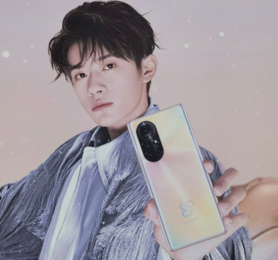 从曝光的海报来看,易烊千玺手中手机就是nova8或者是nova8 pro,背部的