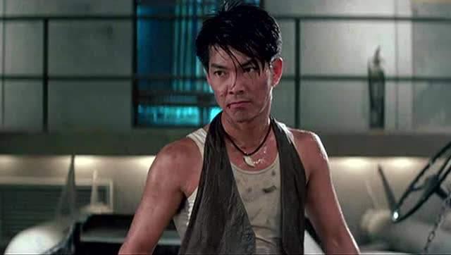 元彪近照年轻状态好,身边仅一位助理无架子,为家庭隐退太伟大