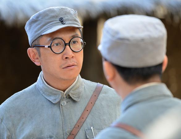 面对敌人包围,战士用了一个看似笨拙的办法,却巧妙突出重围