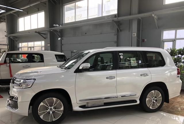 2021款丰田陆巡到港!预售78万,标配坦克转向,比奔驰大g霸气