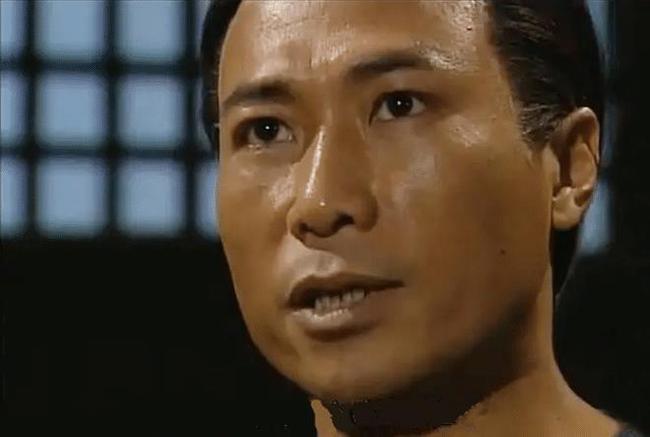 66岁"陈近南"近照,头发花白面容憔悴,离婚4次后再恋90后美女